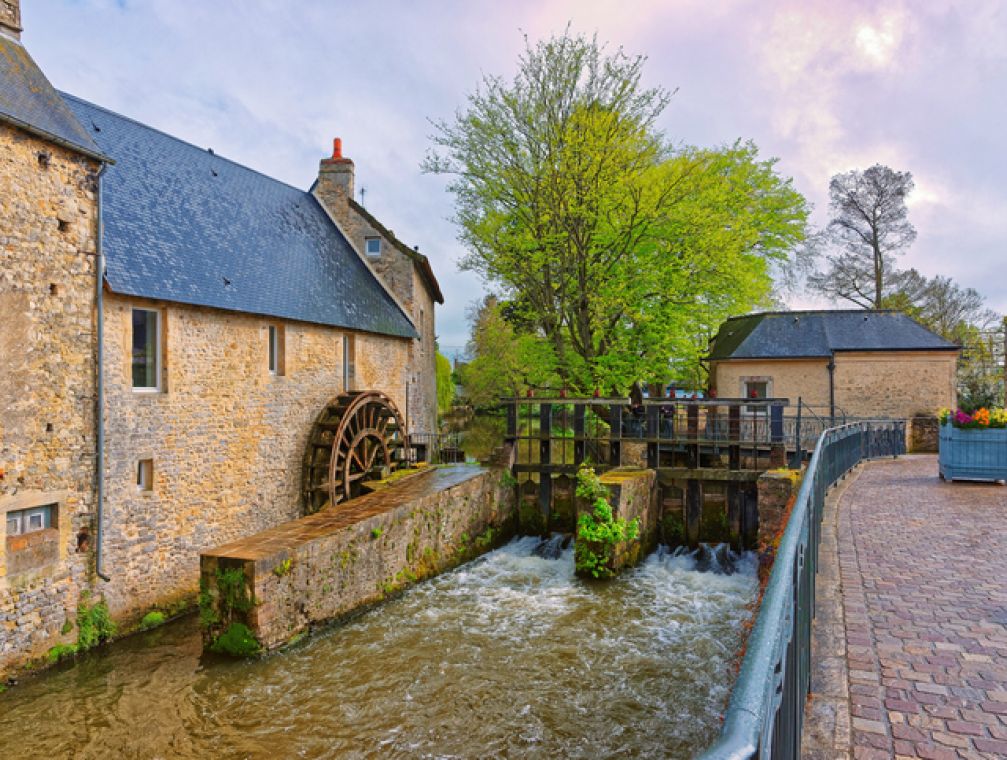 photo-ville-bayeux-riviere-chateau-en-normandie