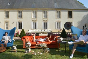 photo-detente-devant-chateau-hotel-bayeux