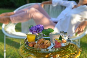 photo-petit-dejeuner-jardin-transat-hotel-bayeux