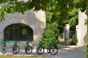 photo-velos-devant-chateau-hotel-bayeux