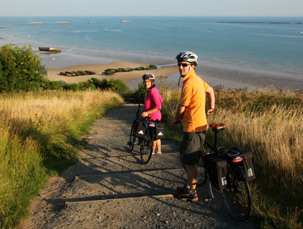 photo-couple-velo-plage-golf-de-bayeux