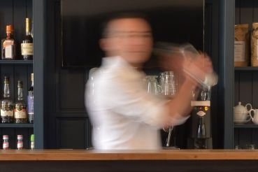photo-barman-flou-restaurant-a-bar