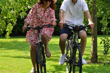 photo-couple-velo-jardin-hotel-bayeux