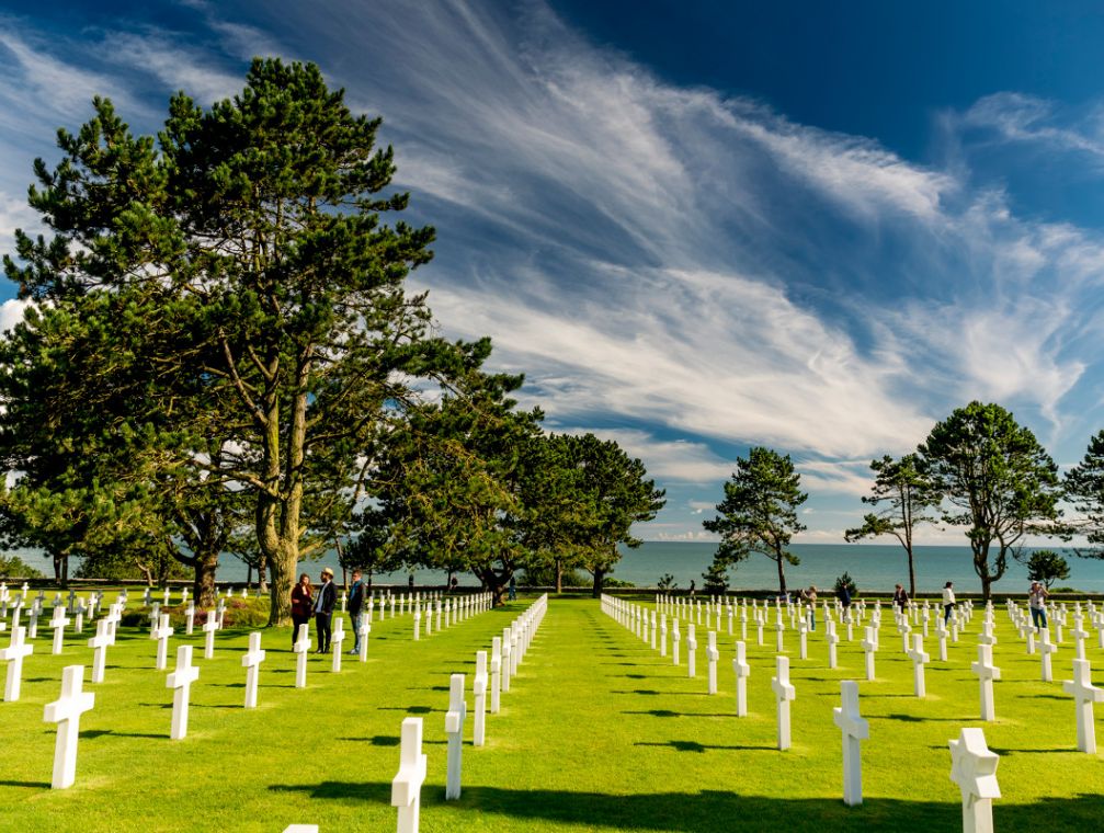 photo-cimetiere-tombes-plages-du-debarquement-normandie