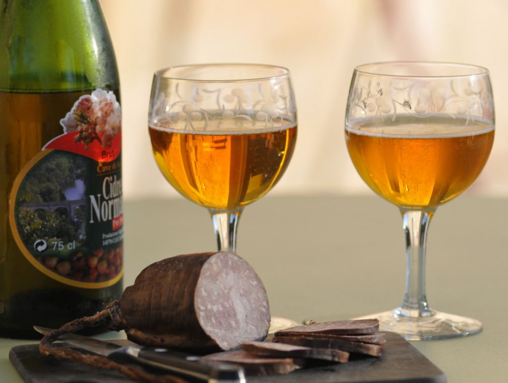 photo-verres-cidre-charcuterie-ferme-de-la-haizerie