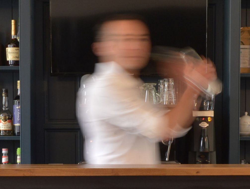 photo-barman-flou-restaurant-a-bar