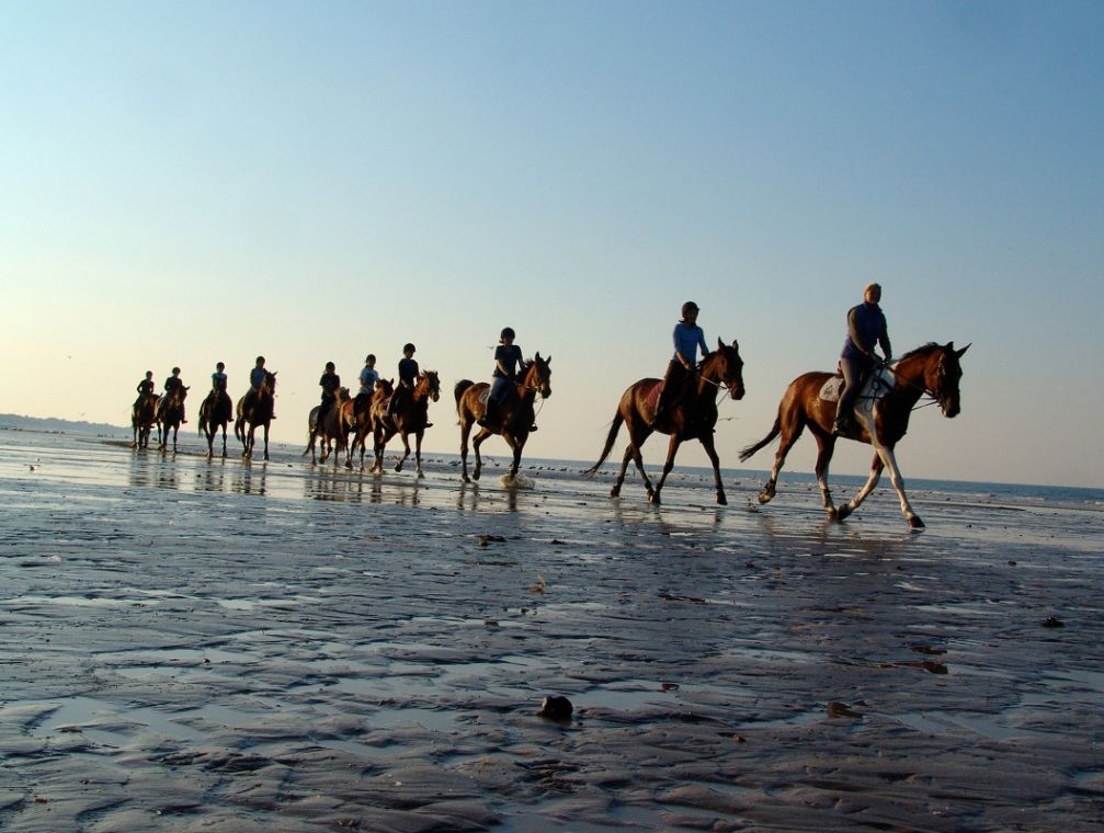 photo-balade-cheval-plage-hotel-chateau-normandie