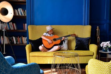 photo-enfant-guitare-chateau-saint-gilles