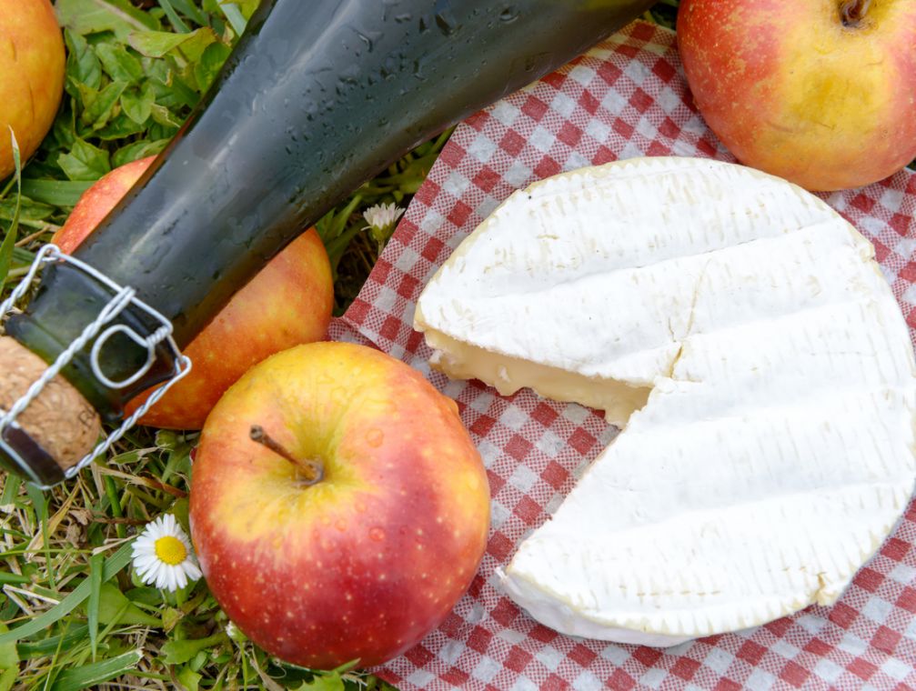 photo-pique-nique-pomme-champagne-fromage-restaurant-a-bayeux