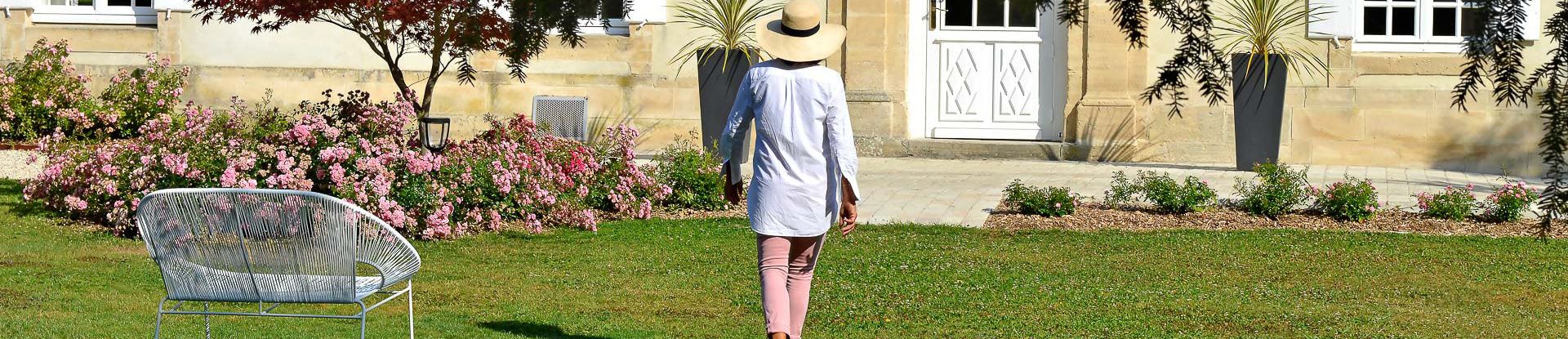 photo-femme-jardin-hotel-bayeux